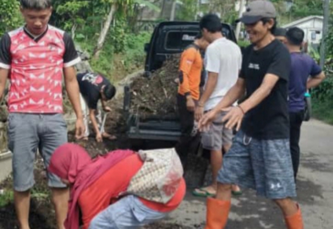 Warga Dusun Bulu Kabupaten Pemalang Gotong Royong Bersihkan Selokan