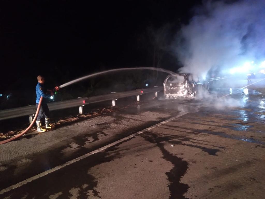 Mobil Plat H Terbakar di Jalan Tol Tegal, Apa Penyebabnya?