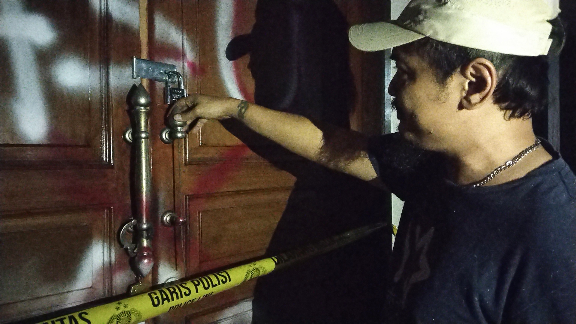 Pergerakan Asing di Rumah Bos BLN, Garis Polisi Dilepas Grendel Pintu Dicopot Mobil Terparkir di Garasi