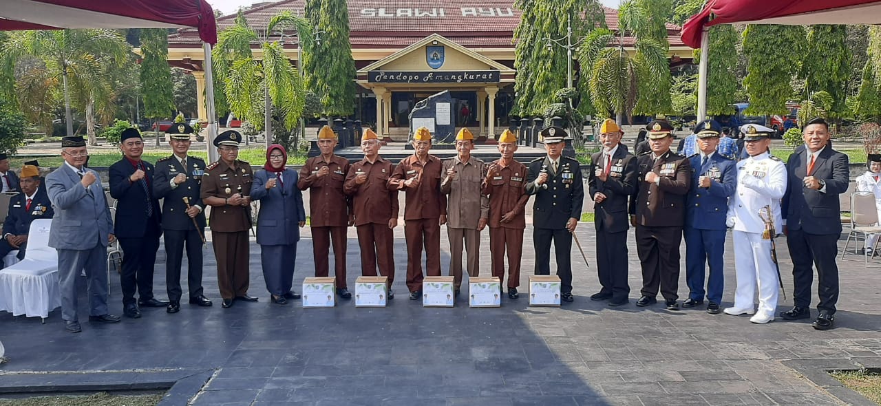 Peringati Hari Pahlawan, Dinsos Kabupaten Tegal Berikan Paket Sembako pada  Ratusan  Veteran