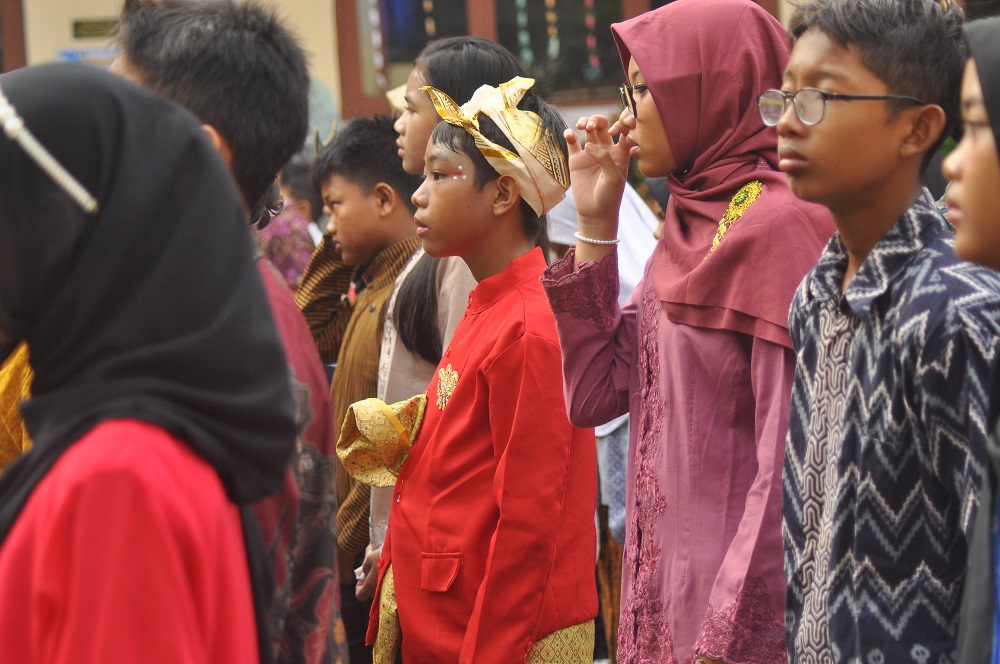 Hardiknas: Pelajar di Semarang Kenakan Baju Adat
