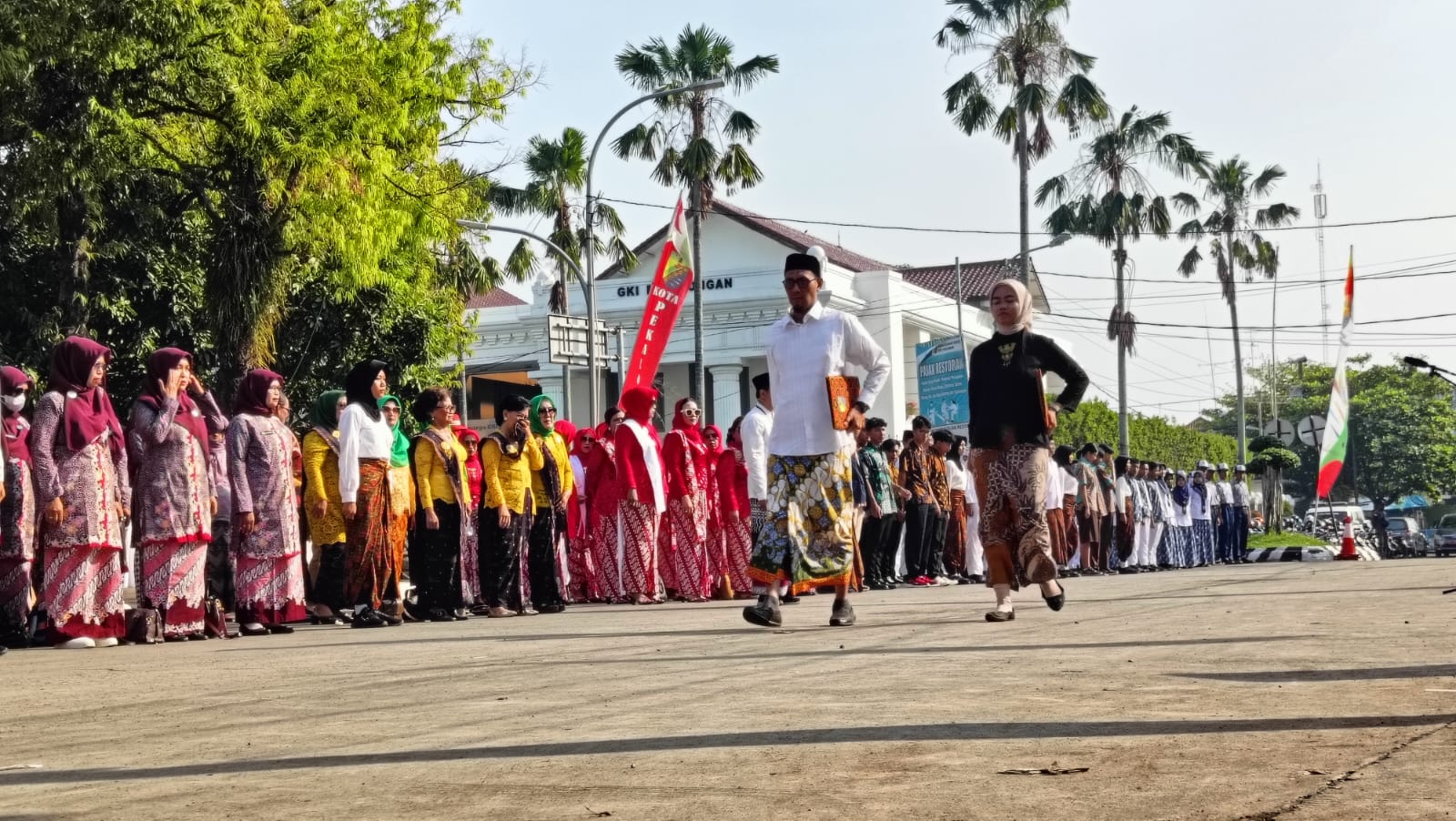 Hari Batik Nasional, 1.500 Warga Kota Pekalongan Upacara hingga Flash Mob Pakai Batik