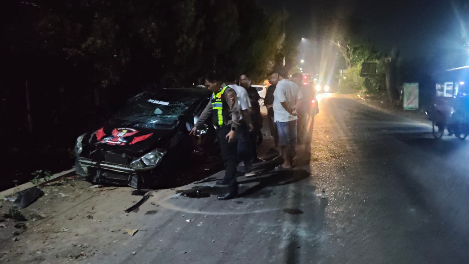 Oleng di Jalan Menurun, Minibus Tabrak Pohon hingga Terguling di Batang