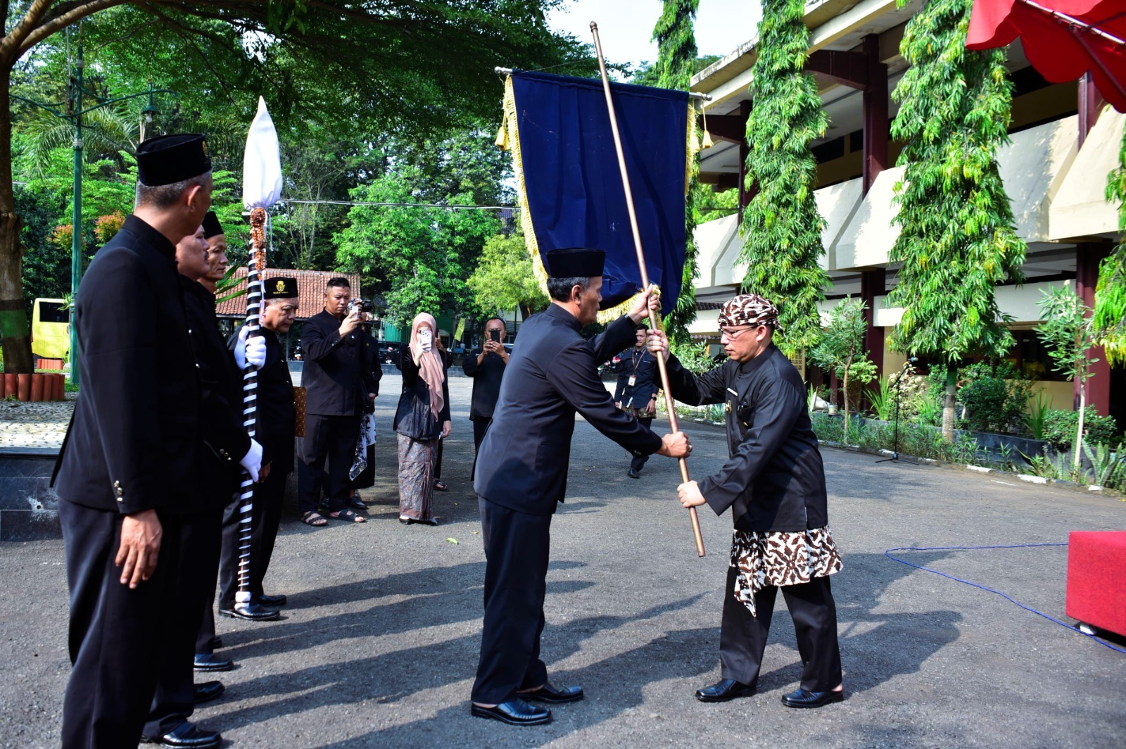 Pj Bupati Tegal Serahkan Tombak Kyai Plered ke Keluarga Kalisoka