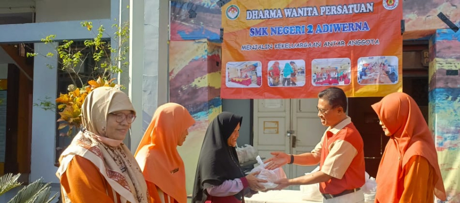 DWP SMK Negeri 2 Adiwerna Kabupaten Tegal Bagi Ratusan Bingkisan