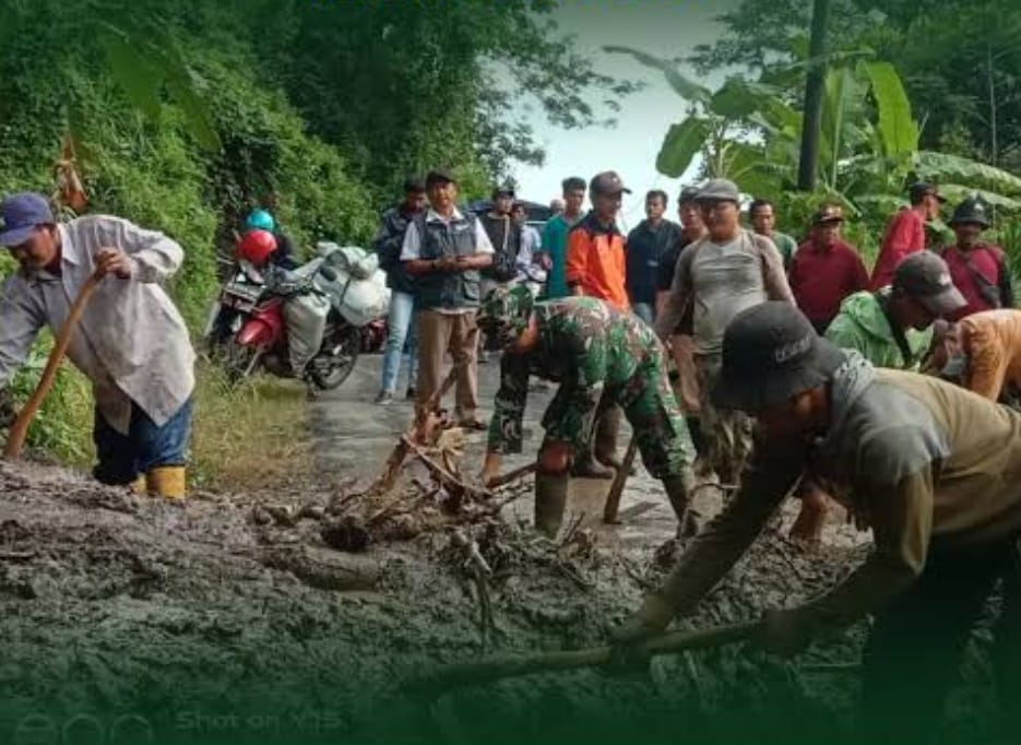 Akses Damarwulan Menuju Tempur Terputus, Polres Jepara Siaga Bencana Tangani Longsor