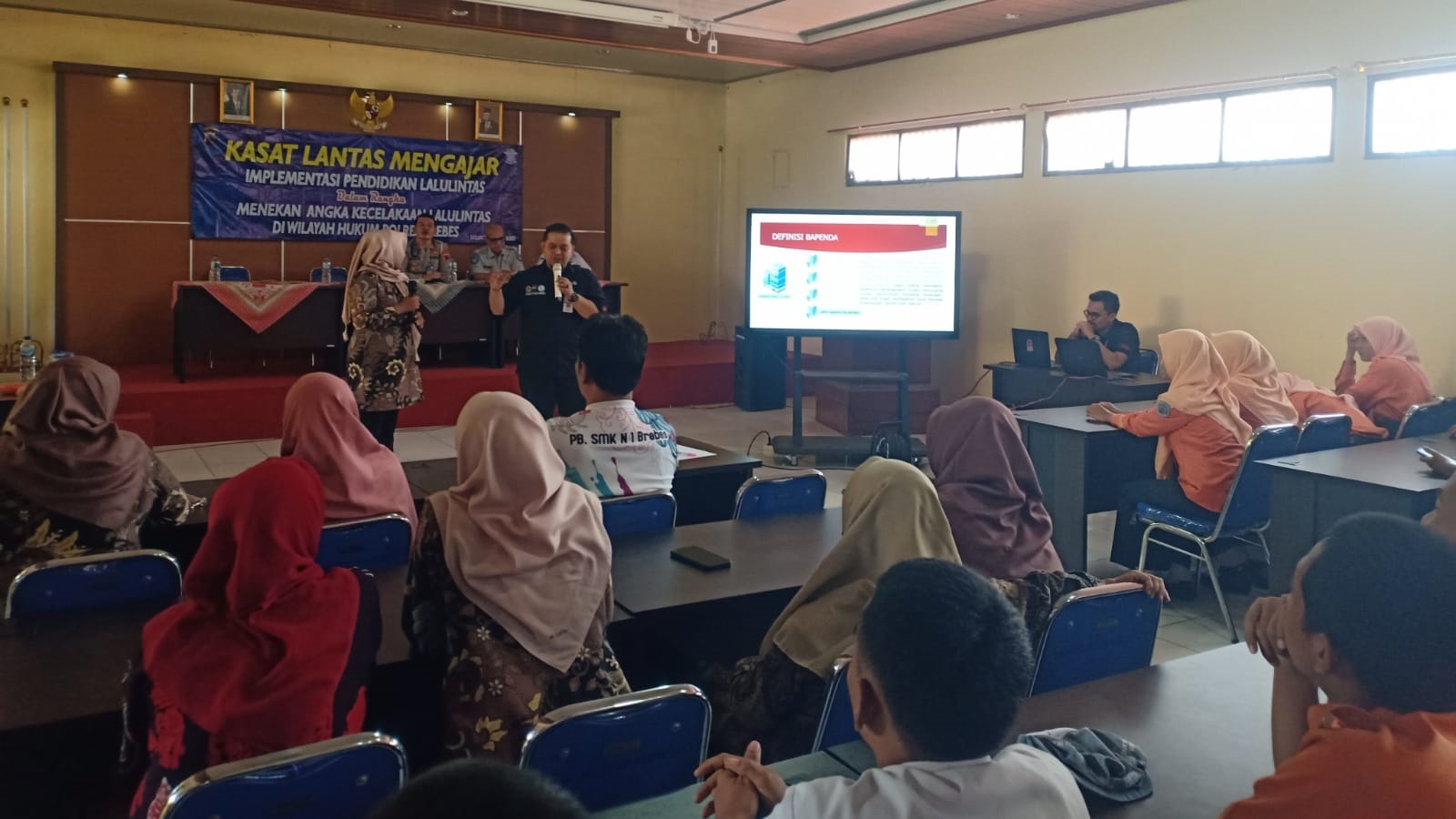 KEREN! Puluhan Siswa dan Guru SMKN 1 Brebes Ikuti Sosialisasi Tertib Berlalu Lintas