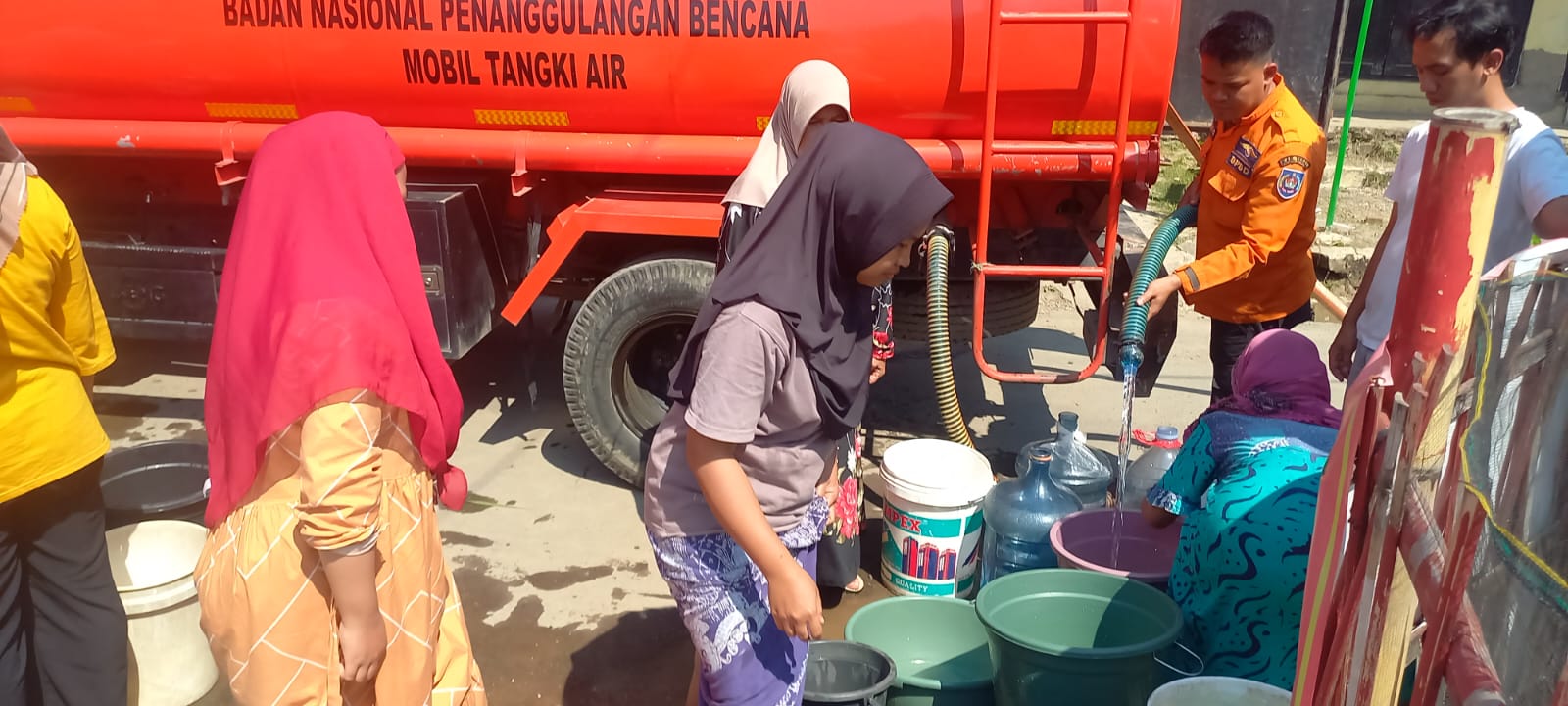 Tanggapi Kekeringan, BPBD Kabupaten Tegal Dropping Air Bersih