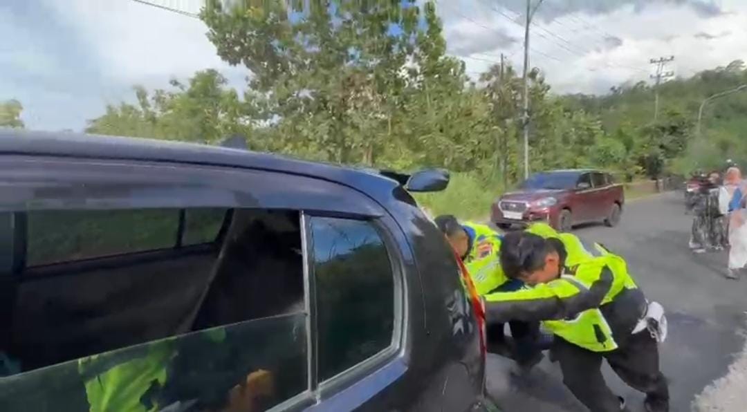 Sigap Tanpa Batas, Polres Tegal Bantu Urai Kemacetan di Tanjakan Guci