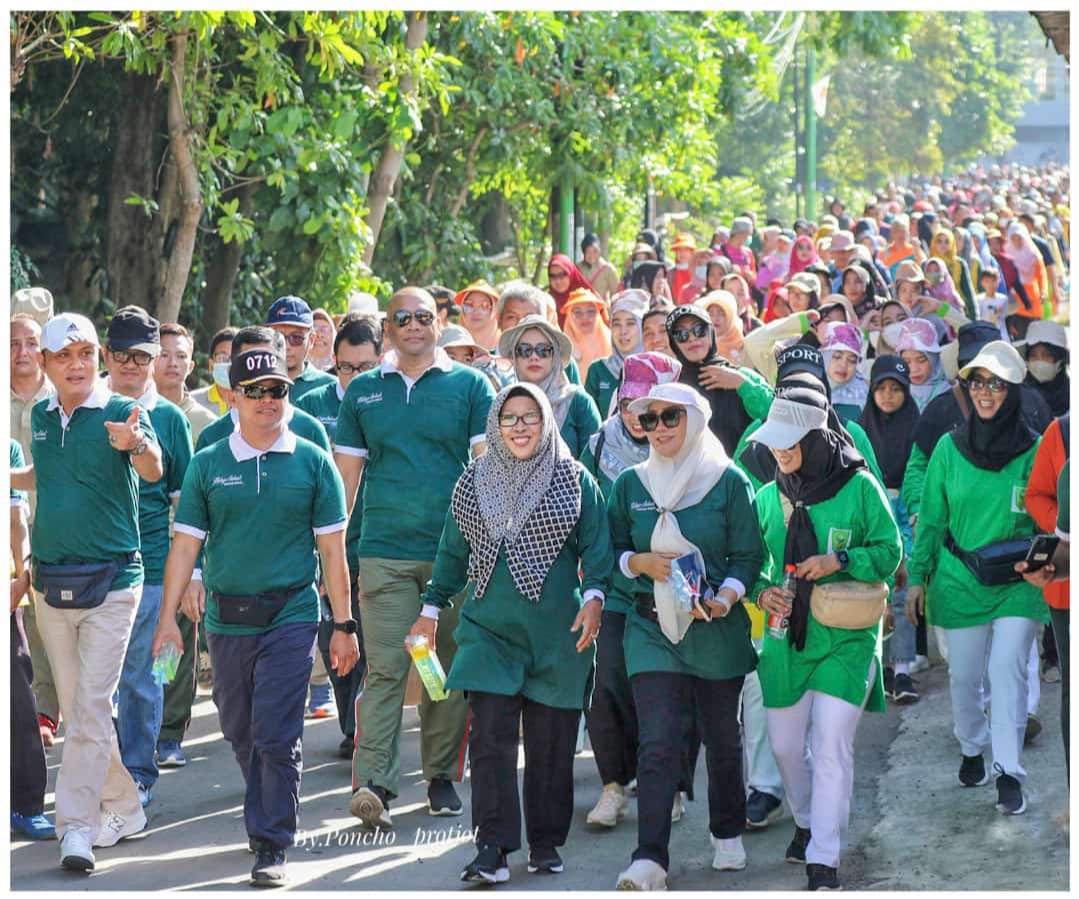 Ribuan Orang Ikuti Jalan Sehat dengan Bupati Tegal Umi Azizah 