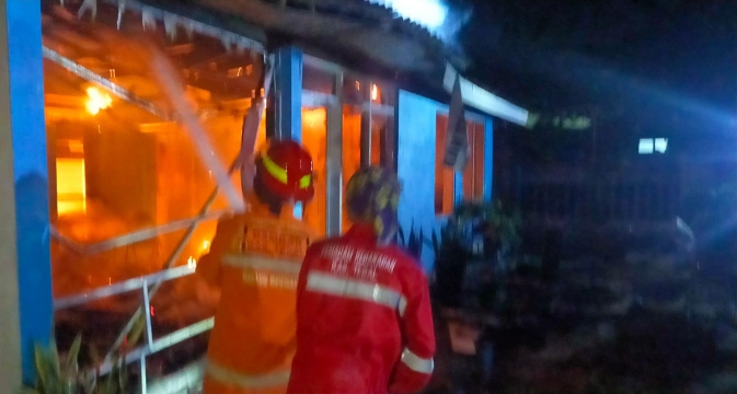 BPBD Kabupaten Tegal Bantu Padamkan Rumah Warga Desa Penusupan yang Terbakar, Diduga Korsleting Listrik