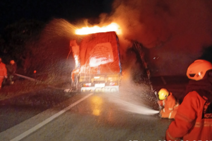 Truk Paket Terbakar di Tol Semarang–Solo