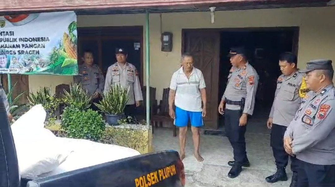 Upayakan Keberlanjutan Ketahanan Pangan, Polres Sragen Bantu Pupuk ke Petani 