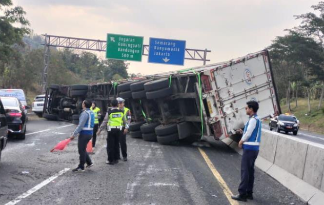 Truk Muatan Biji Plastik Terguling di Tol KM 430.900 Beji Ungaran Timur