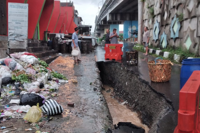 Talut Jalan Nasional di Bawah Flyover Kretek Ambrol Diterjang Banjir