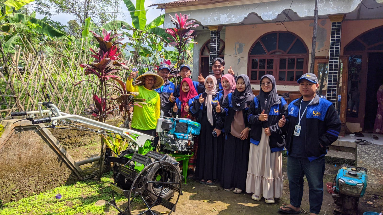 Mahasiswa KKN Umus Brebes Dampingi Kelompok Tani Manfaatkan Bantuan Traktor