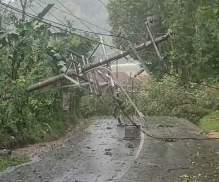 Hujan Disertai Angin Kencang Robohkan Tiang Listrik, Jalan Penghubung Ungaran Timur-Mranggen Putus