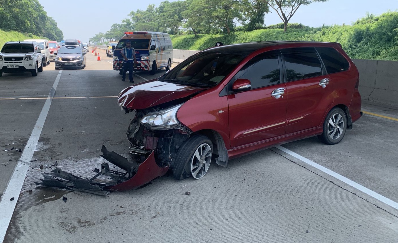 Avanza Pemudik asal Bekasi Tabrak Guardrail di Tol Batang–Semarang