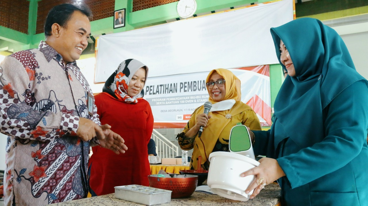 Tingkatkan Keahlian Pembuatan Kue, SIG Gelar Pelatihan Kepada 100 Ibu Rumah Tangga di Kabupaten Gresik