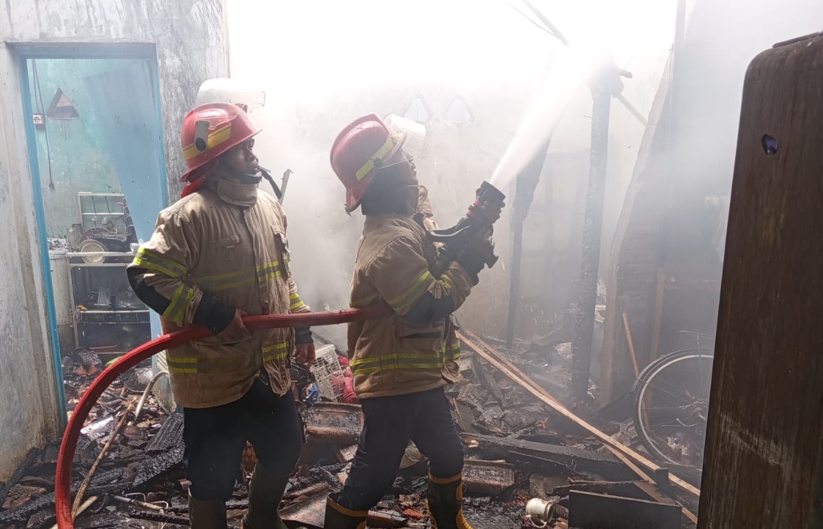 Tiga Rumah di Warungasem Batang Terbakar, Damkar Berjibaku di Gang Sempit