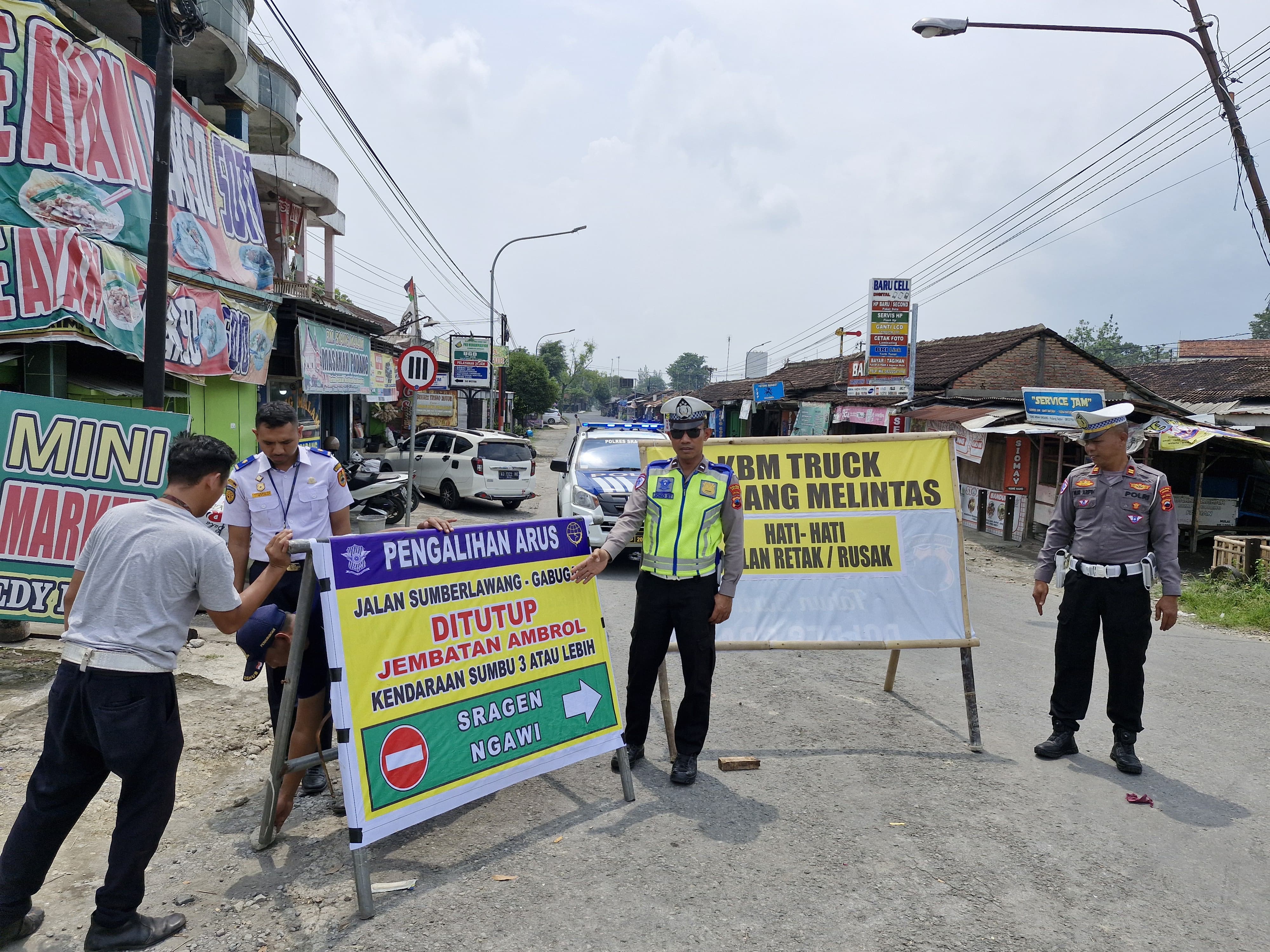 Akses Jalan Terputus, Dishub Sragen Alihkan Arus Lalu Lintas