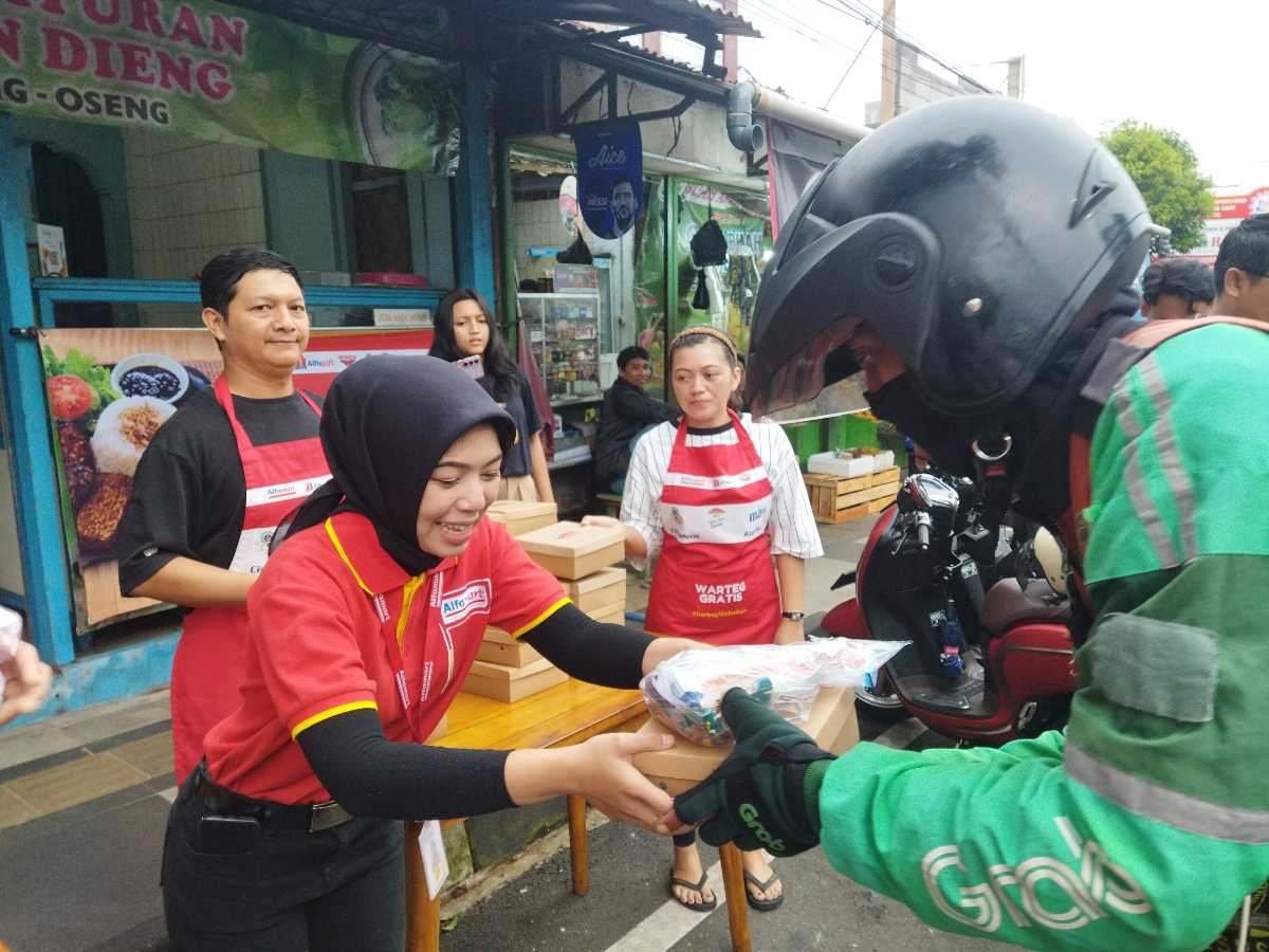 Buka Puasa Gratis Sepanjang Ramadan, Alfamart dan WINGS Group Gandeng Warteg UMKM di 36 Kota