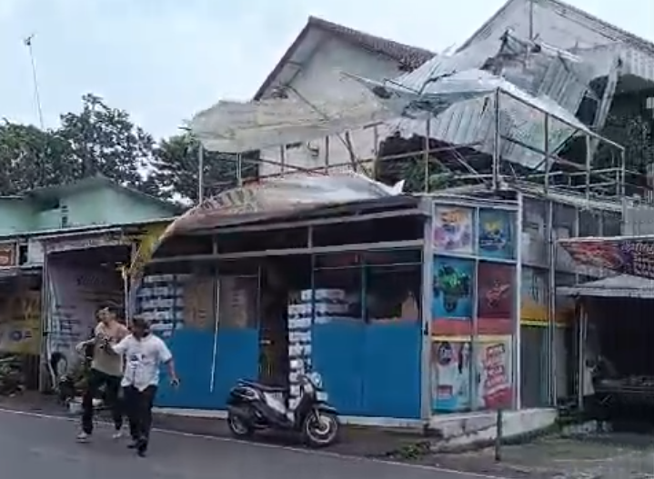 Angin Puting Beliung Terjang Kawasan Gor Kridanggo, Penghuni RSUD Salatiga Panik, Gedung Fisioterapi Retak 