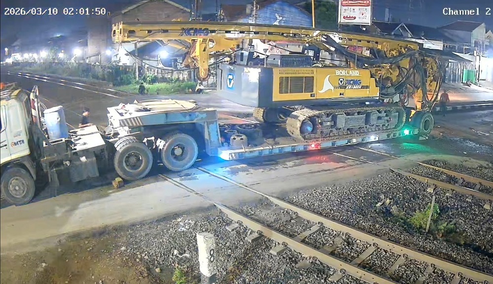 Truk Trailer Tersangkut di Perlintasan Kaligawe, 10 Perjalanan KA di Semarang Tertunda Hingga 3 Jam