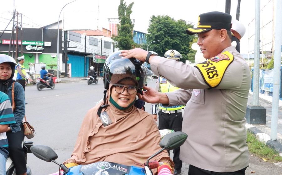 Operasi Keselamatan Candi 2025 Polres Blora Bagikan Helm Gratis ke Pengendara yang Melintas