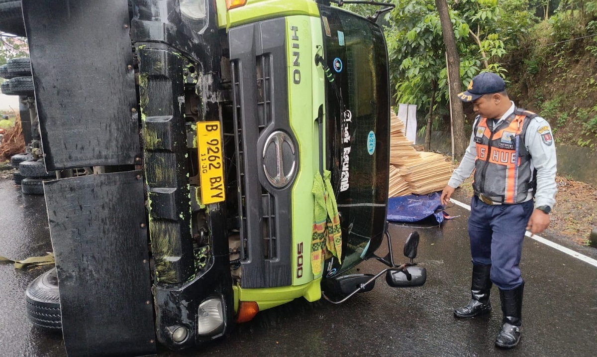 Tanjakan Silayur Kembali Makan Korban, Truk 27 Ton Gagal Nanjak 