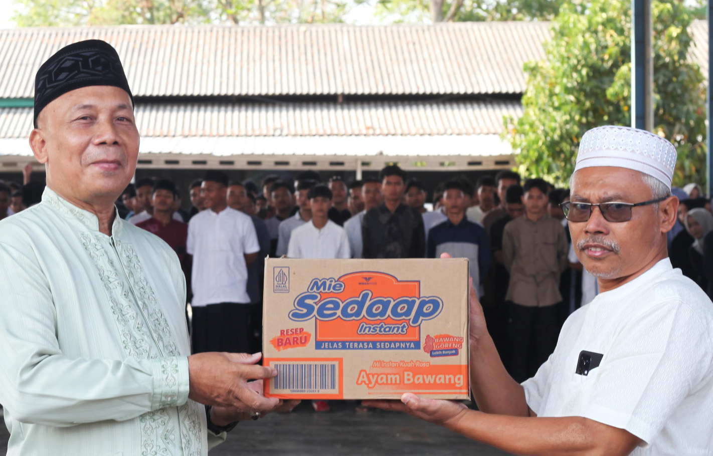  SMK Nuris Bagikan 138 Dus Mie Instan ke Panti Asuhan