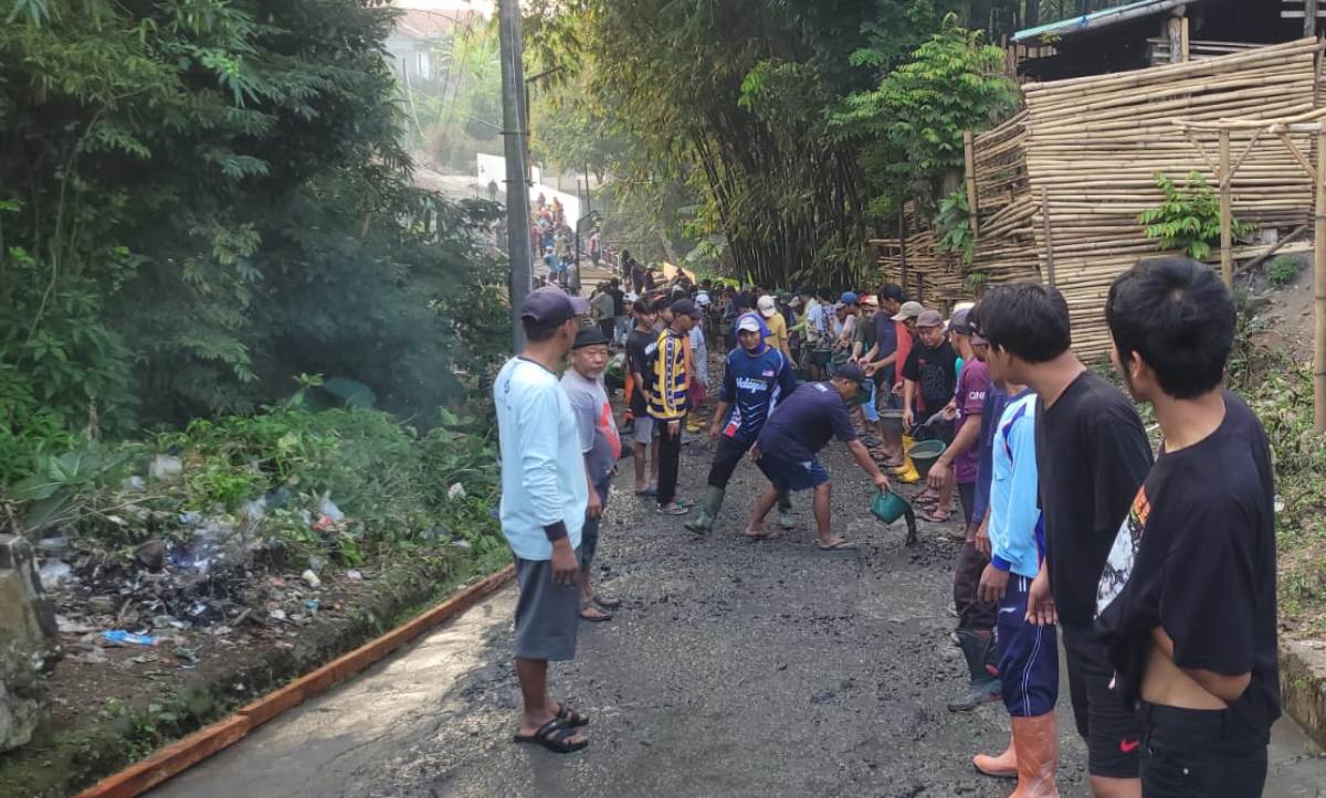Anggaran Seret, Warga Jembayat Tegal Patungan Perbaiki Jalan Rusak
