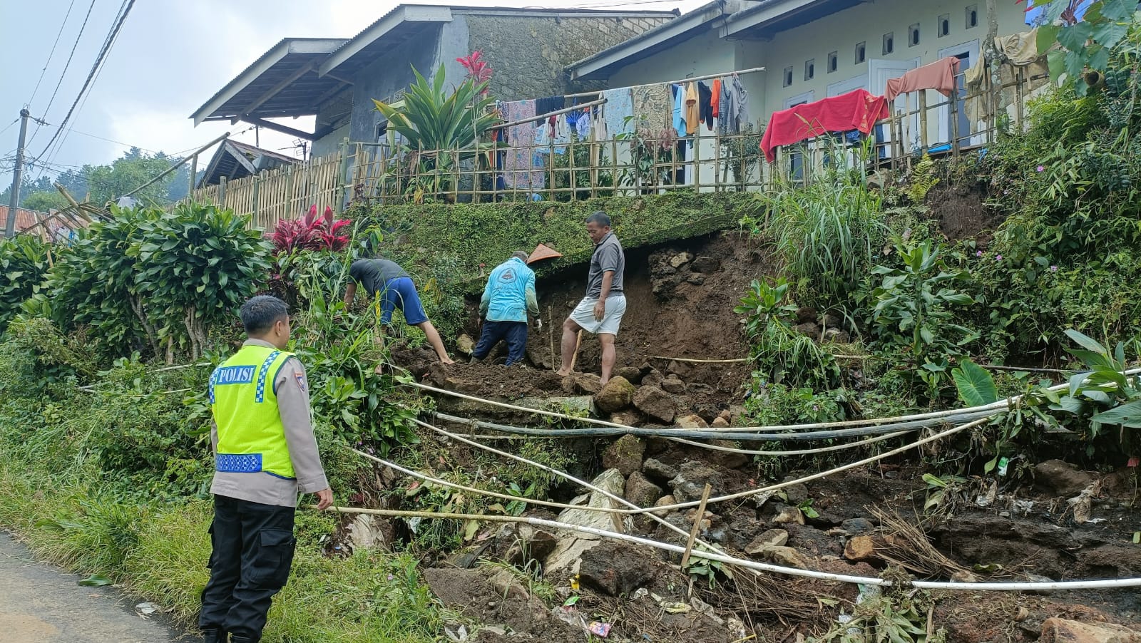 Hujan Lebat Picu Longsor di Bojong Tegal, Sejumlah Rumah Rusak dan Akses Jalan Lumpuh