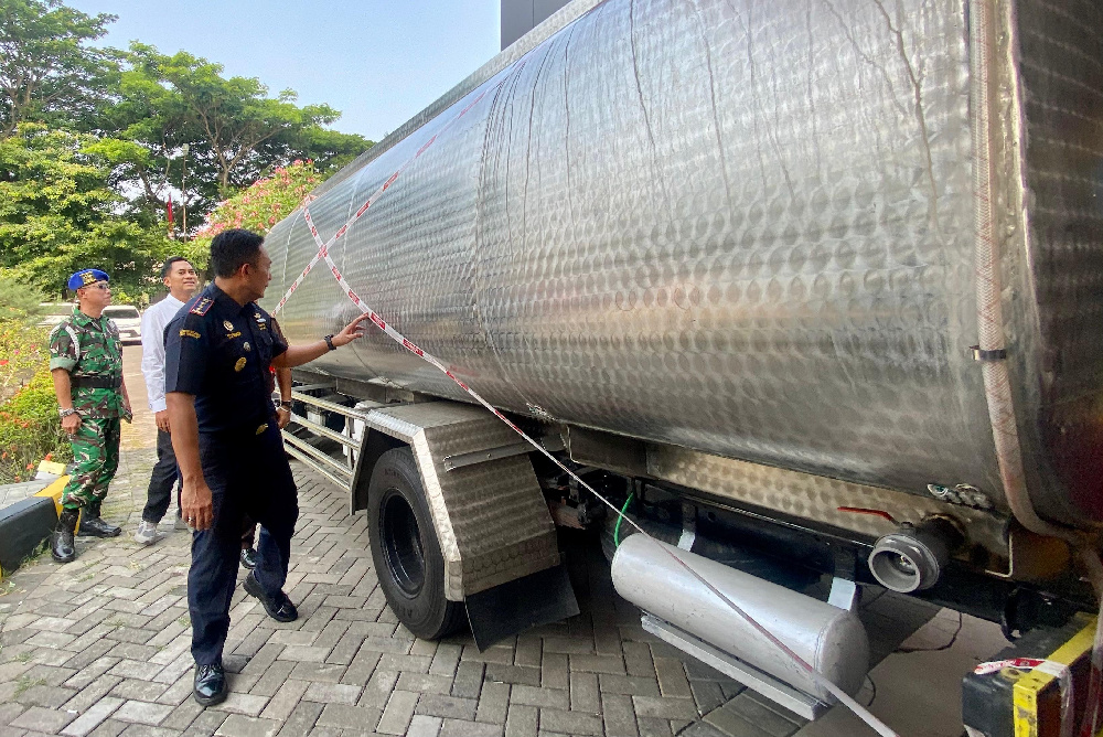 Bea Cukai Gagalkan Penyelundupan di Tol Banyumanik, Rokok Ilegal Senilai Rp2,36 Miliar Dalam Truk Tangki Air