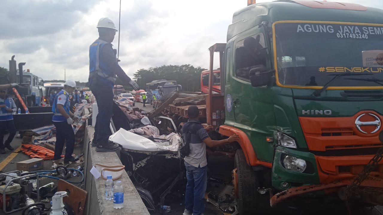 Kecelakaan Maut di Tol Batang, Truk Trailer Hantam Dua Mobil Satu Penumpang Tewas