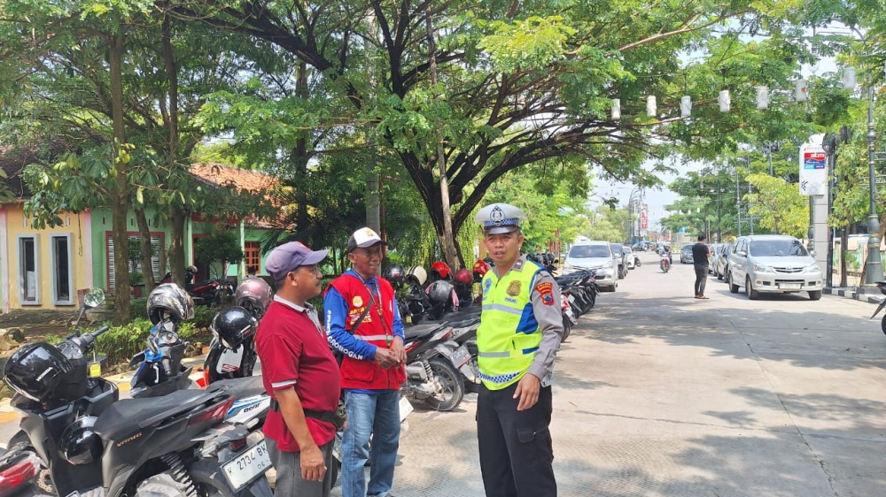 Sat Lantas Polres Grobogan Sosialisasi Tertib Lalu Lintas kepada Jukir di Taman Kuliner Purwodadi