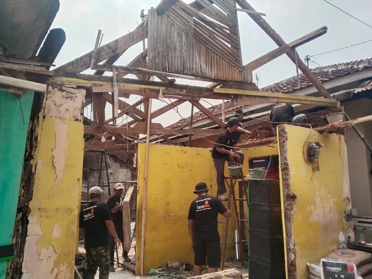 Rumah Mbah Danali Miring dan Bocor, LAZISMU Pekalongan Mulai Bedah Rumah