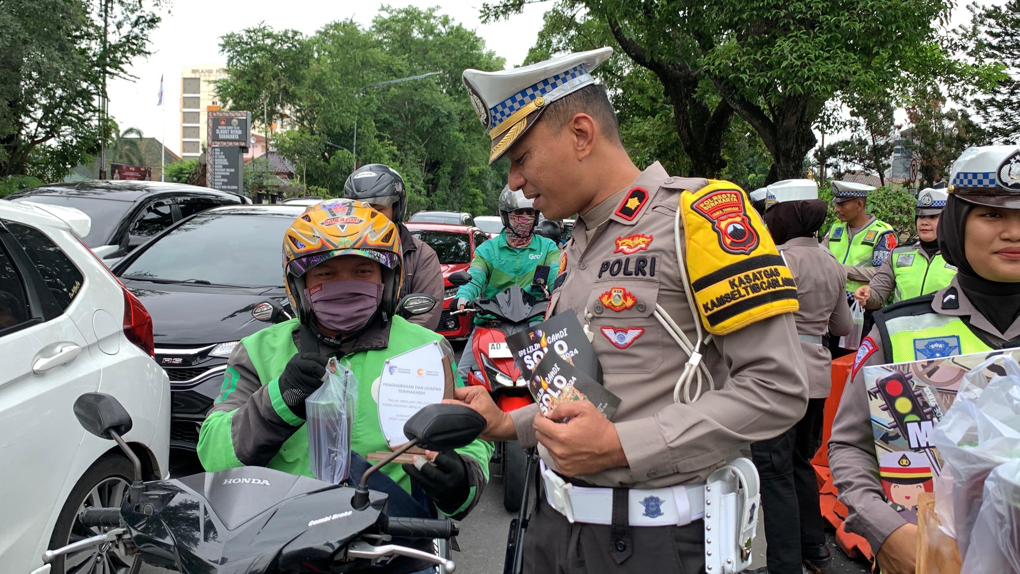 Polresta Solo Apresiasi Pengemudi Tertib dengan Es Cendol Dawet