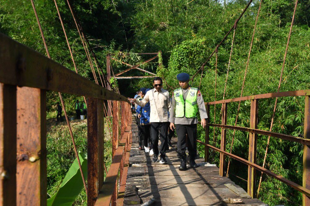 Wabup Suyono Tinjau Perbaikan Jembatan Gantung Si Goa Batang, Kondisinya Seperti Apa?
