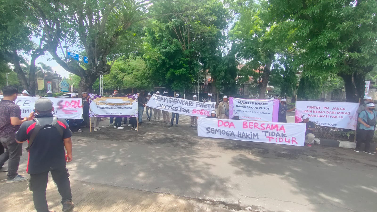 Geruduk Pengadilan Negeri, Puluhan Warga Nusukan Solo Demo Minta Terdakwa Kasus Asusila Dibebaskan 