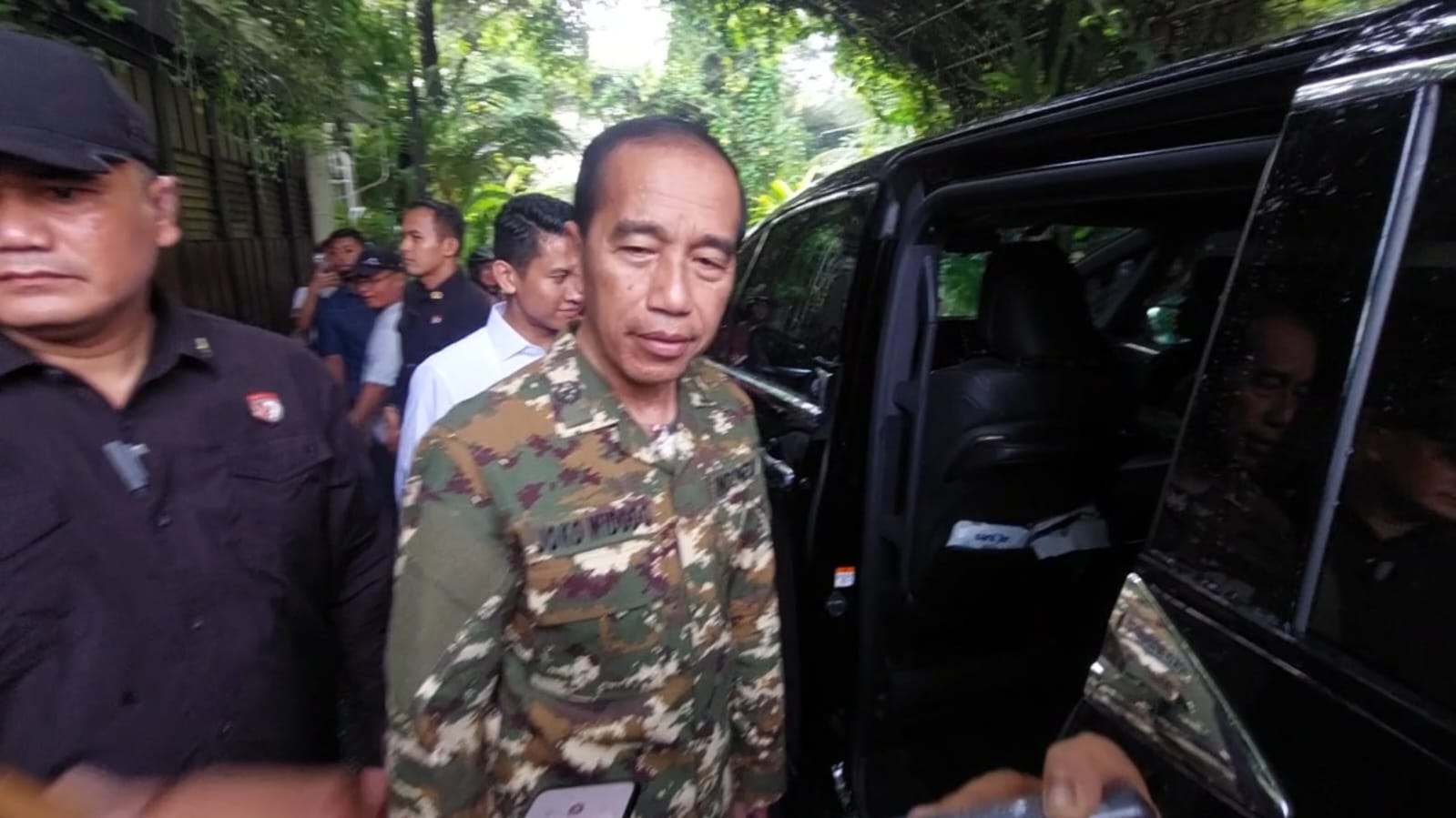 Pakai Seragam Komcad, Jokowi Hadiri Parade Senja di Akmil Magelang