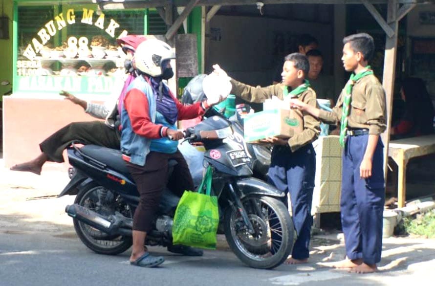 Siswa SMP Muhammadiyah 1 Kota Tegal Berbagi Nasi Bungkus 