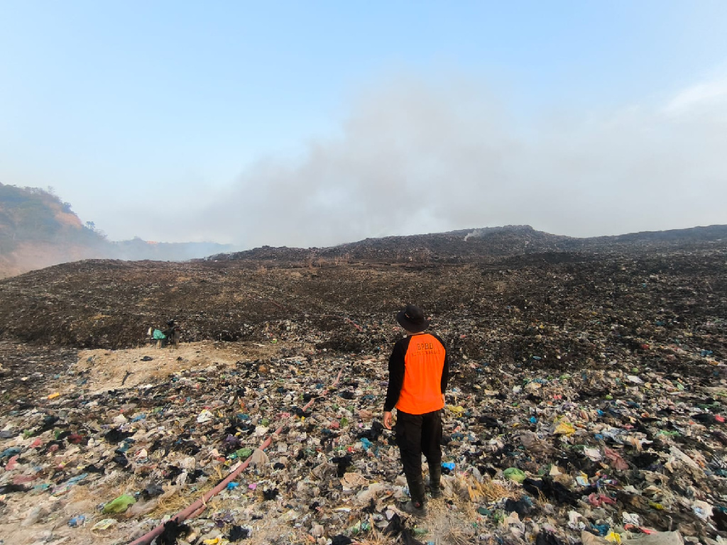 Hari Kelima Kebakaran TPA Jatibarang, Api Tinggal 10 Persen tapi Bara Masih Mengintai