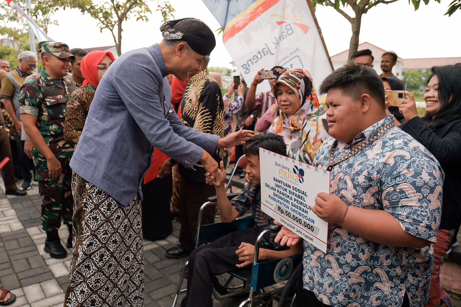 Serahkan Bantuan Di Grobogan, Ganjar Ingatkan Ketahanan Pangan Hadapi ...