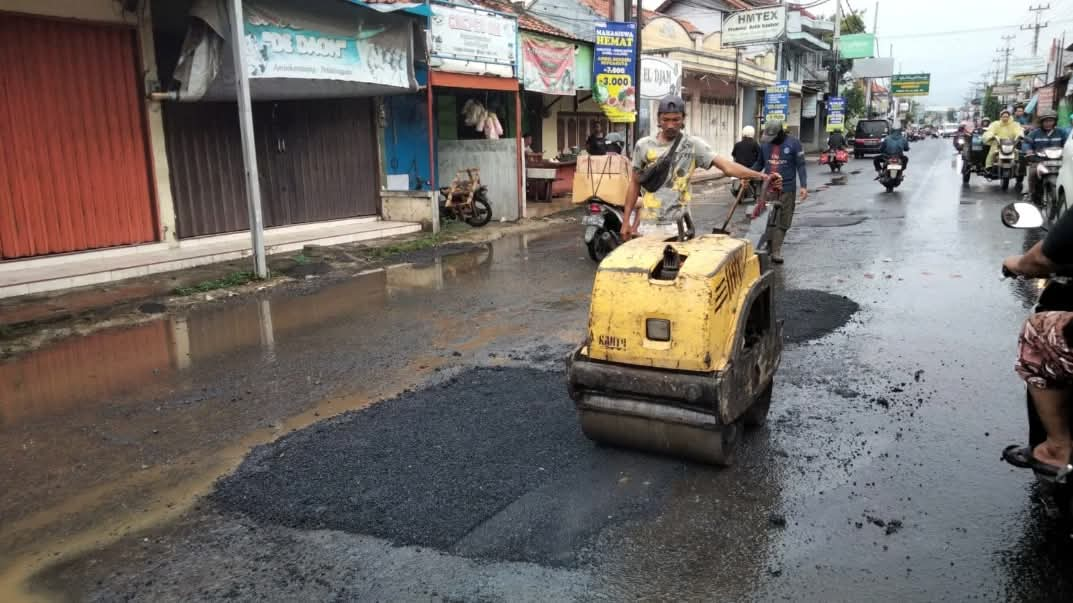 Alokasikan Rp3,3 Miliar, DPUPR Kota Pekalongan Kebut Perbaikan 31 Ruas Jalan Rusak karena Banjir