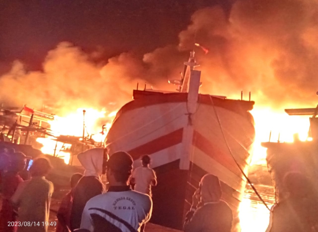 Kebakaran Kapal di Pelabuhan Jongor Kota Tegal Bertambah, 30 Kapal Terbakar. Walikota Tegal Langsung Cek TKP