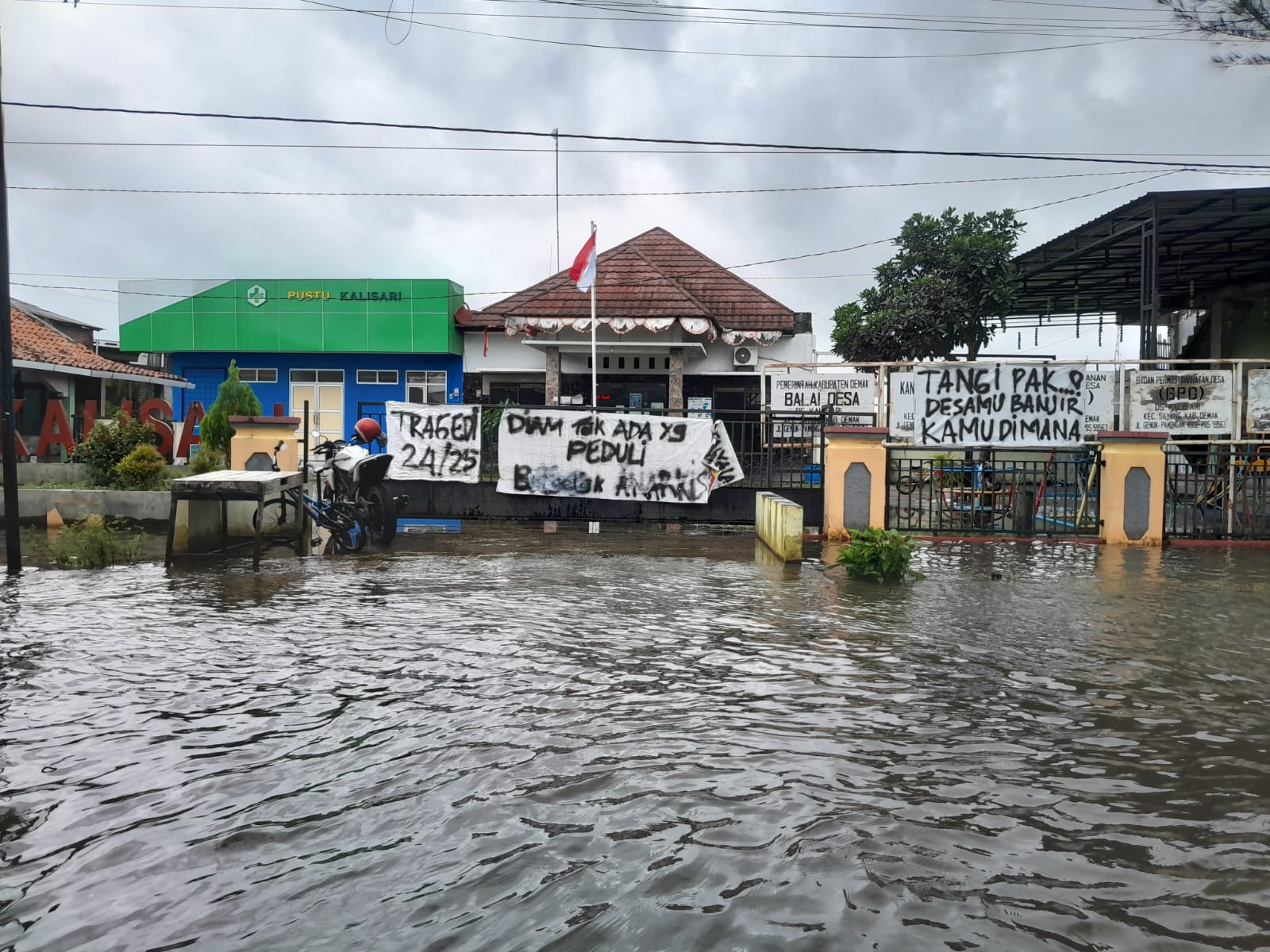 Banjir Tak Berkesudahan, Warga Sayung Muak dan Pasang Spanduk Protes