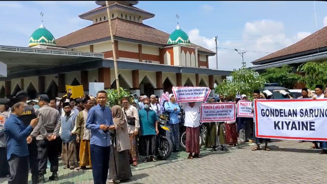 Tak Terima Pengasuh Ponpes Dipolisikan, Ratusan Wali Santri Geruduk Mapolres Kudus