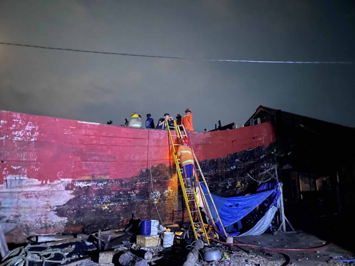 Diduga Akibat Anak Main Api, Galangan Kapal Kayu di Rembang Hangus Terbakar