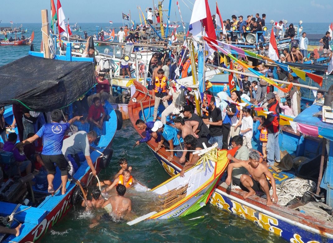 Tradisi Larung Kepala Kerbau di Laut Jepara, Dikawal Kapal Perang dan Kapal Nelayan